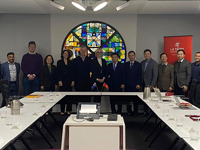 Đoàn cán bộ Học viện Công nghệ Bưu chính Viễn thông thăm và làm việc tại Đại học La Trobe (Úc)