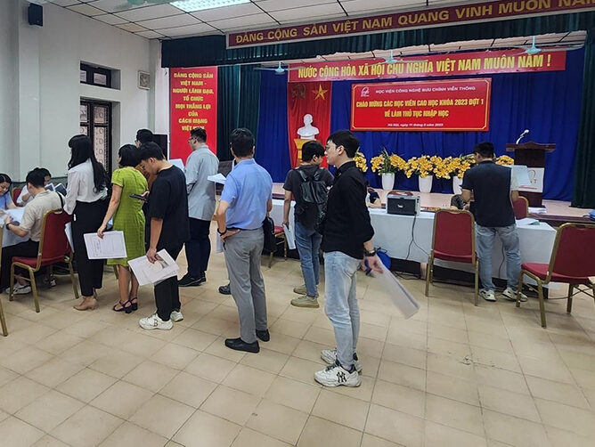 Học viên hào hứng trong ngày nhập học thạc sỹ