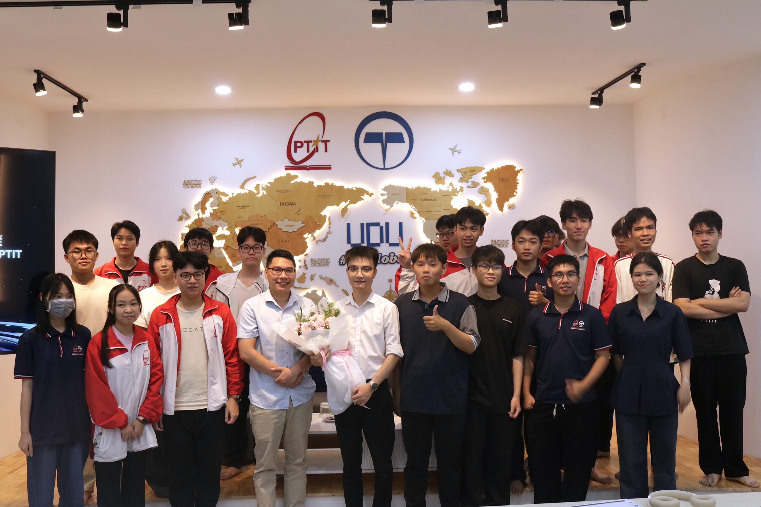 Cựu thủ khoa PTIT Nguyễn Đức Thành truyền cảm hứng học tập cho sinh viên UDU