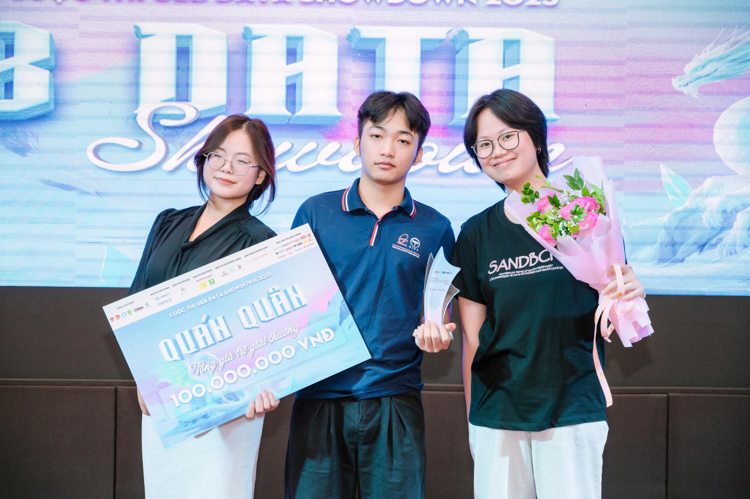 Tự hào sinh viên CNTT định hướng ứng dụng xuất sắc giành ngôi vị Quán quân tại UEB Data Showdown 2025