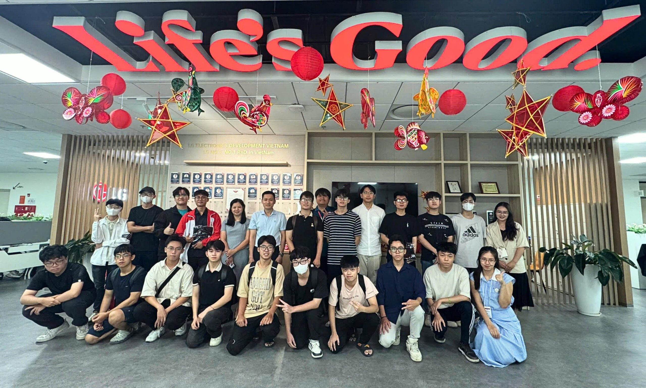 Sinh viên D25 khám phá LG Electronics Development Vietnam
