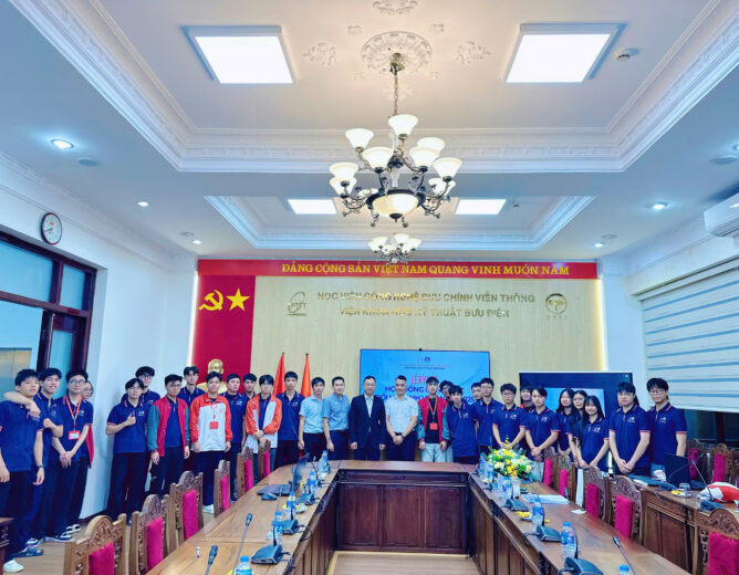 Lễ ký kết hợp đồng công việc giữa Viện Khoa học Kỹ thuật Bưu điện và sinh viên năm 2025