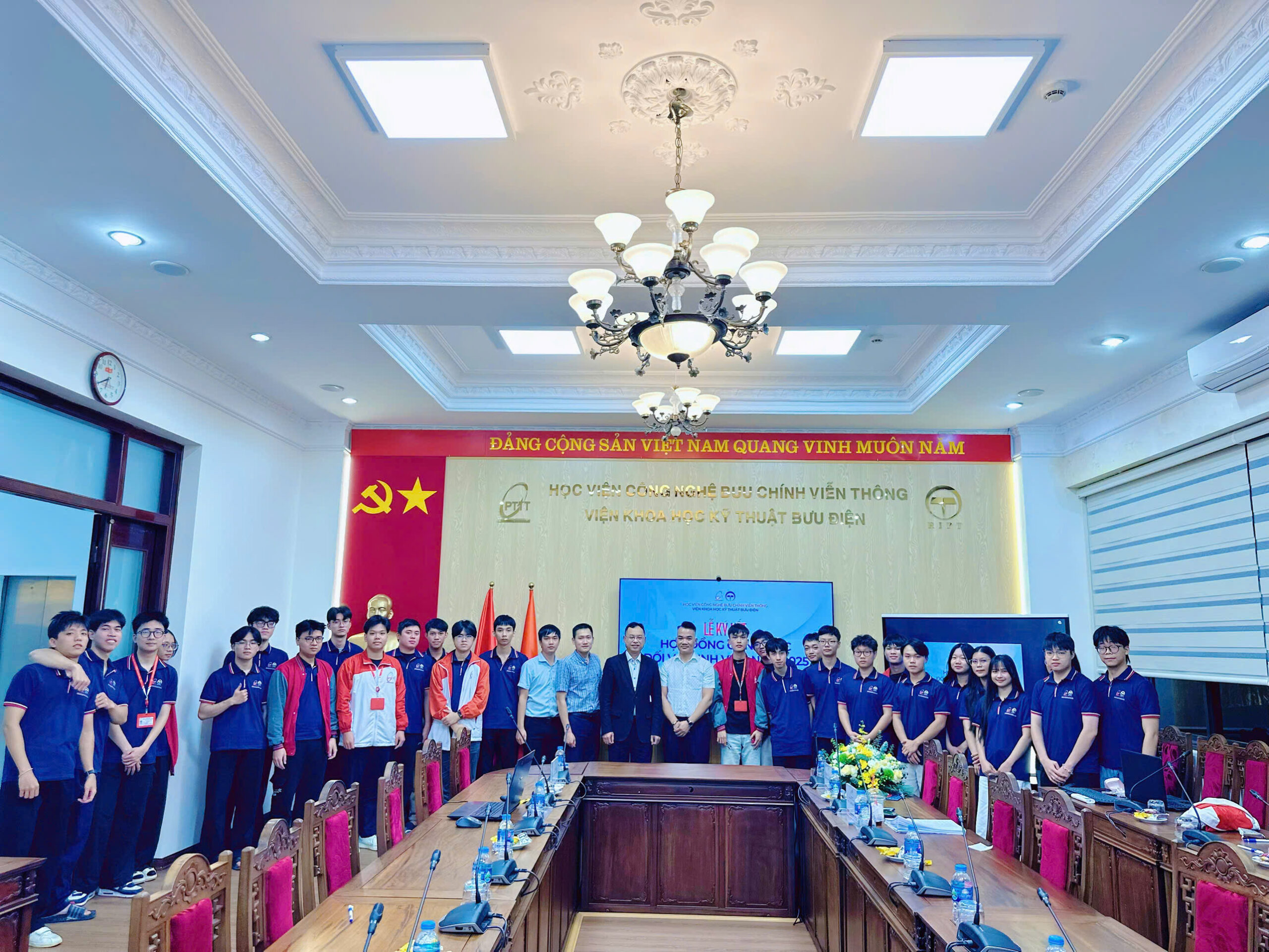 Lễ ký kết hợp đồng công việc giữa Viện Khoa học Kỹ thuật Bưu điện và sinh viên năm 2025