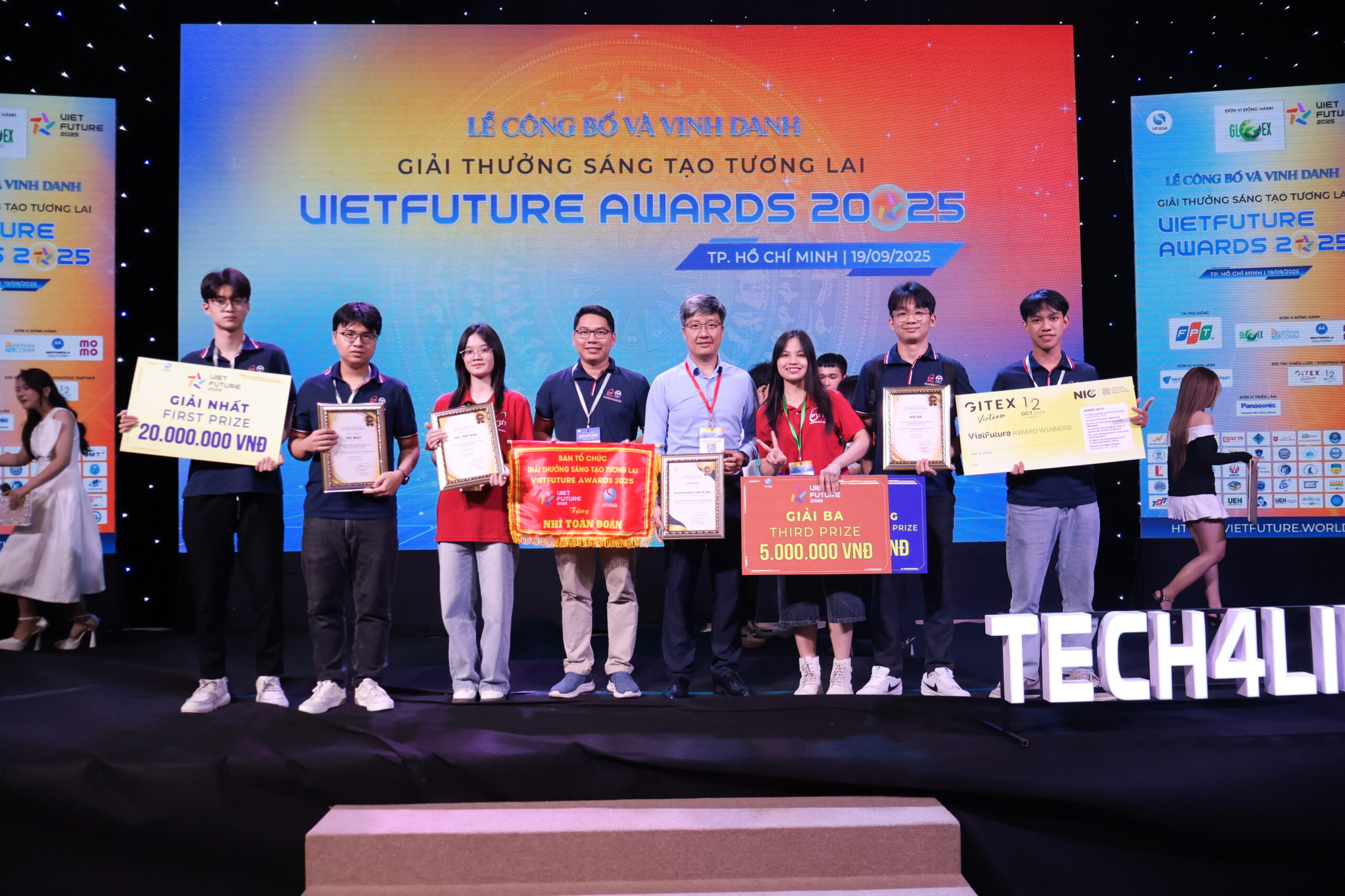 Chúc mừng sinh viên UDU toả sáng với ba giải thưởng cao quý tại VietFuture Awards 2025!