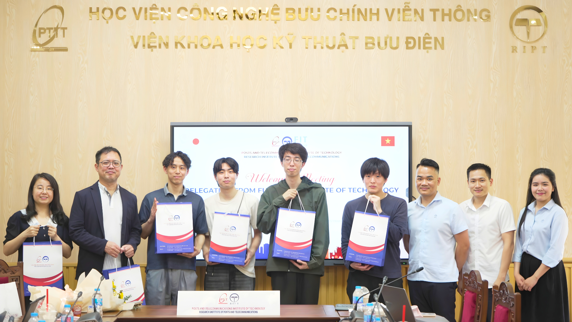 Chào mừng đoàn sinh viên Viện Công nghệ Fukouka (FIT) đến thăm và làm việc tại Viện Khoa học Kỹ thuật Bưu điện (RIPT)