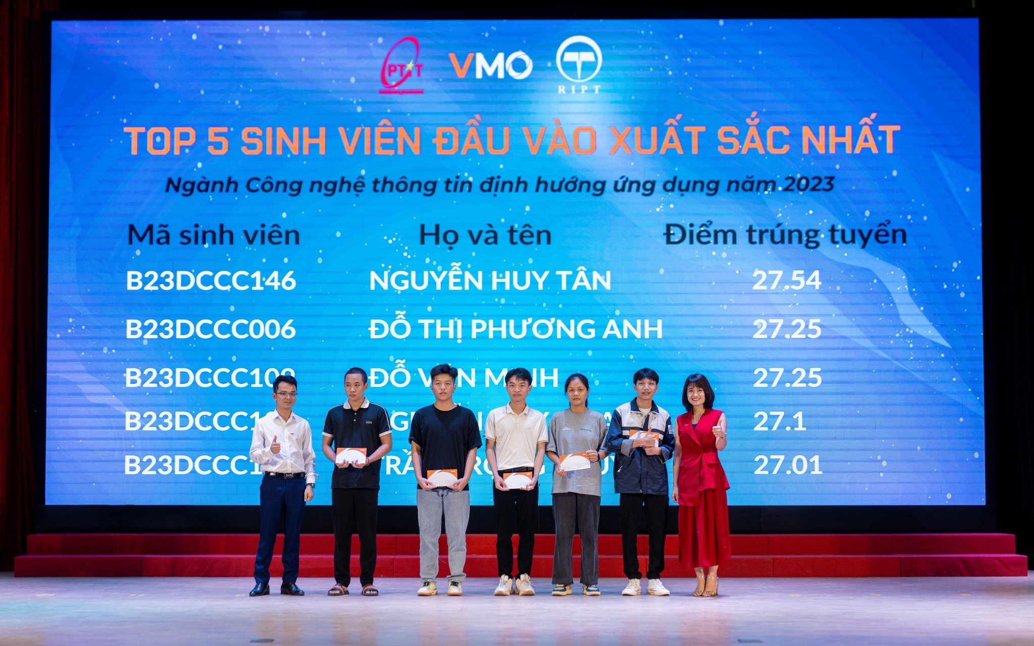 VMO trao học bổng cho Top 5 sinh viên UDU có đầu vào xuất sắc nhất năm học 2023 – 2024